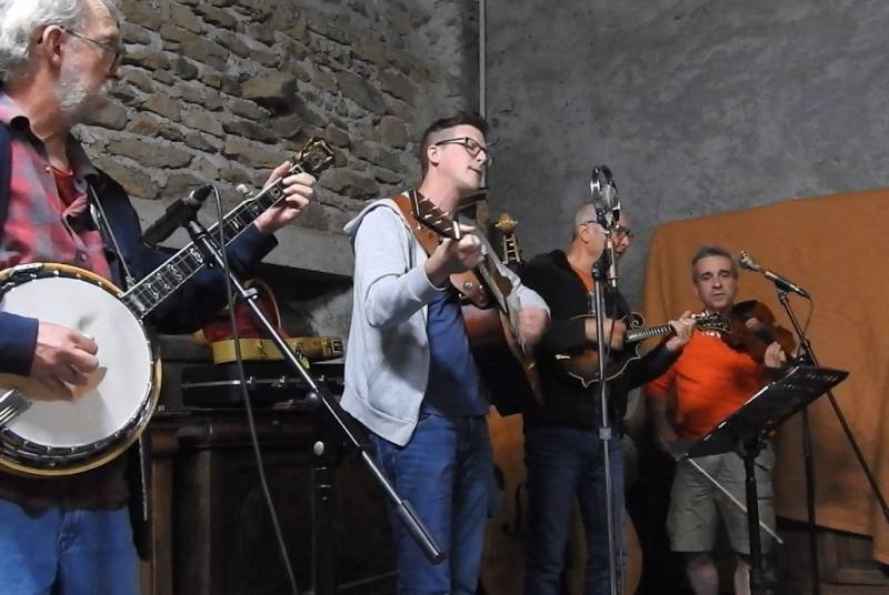 Les Dusty Millers au complet, Georges, Jérôme, Eric, Didier, Marion (contrebasse) est derrière. Les hôtes de Bersac sur Rivalier. - Jam Hall