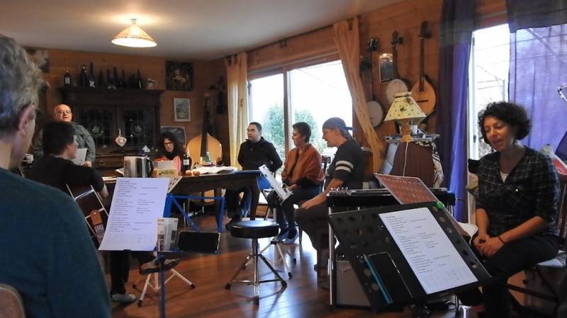 Tout le monde à l'ouvrage, le cerveau et les oreilles aux aguets. - Jam Hall