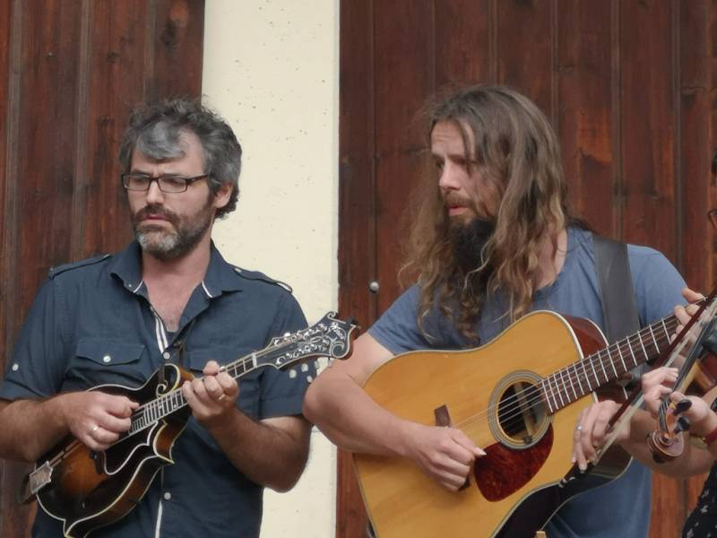 Edward (Ed) Fernbach (mandolin, octave mandolin, mandocello, vocals) & Beni Feldmann (guitar, vocals). - Jam Hall