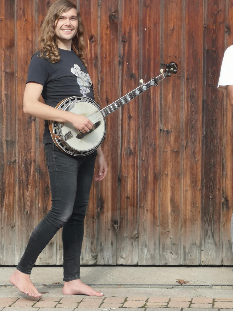 Steffen Thede (banjo, vocals). - Jam Hall