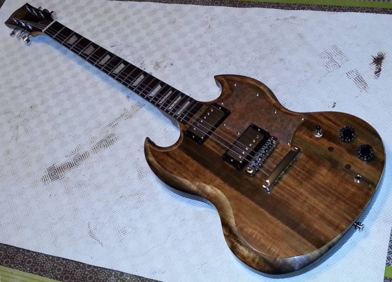 Acoustique ou électrique, Benoît Dupeux fait aussi ce genre de chose. Ici une SG Custom. - Jam Hall