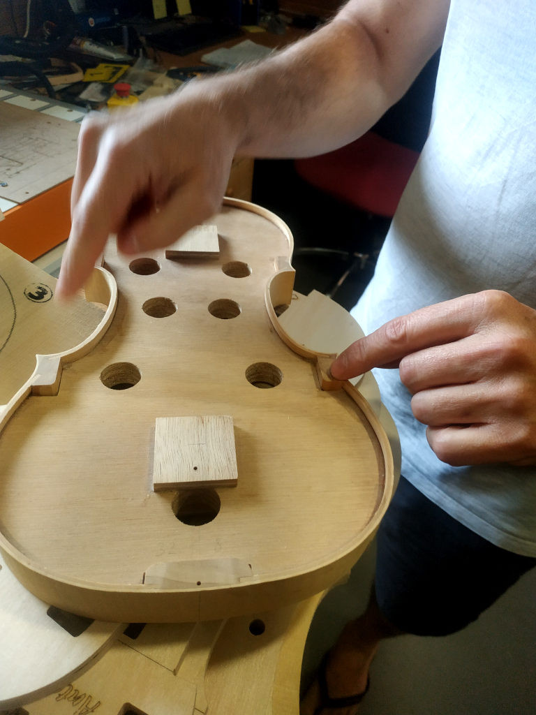 Forme de violon en utilisation. - Jam Hall
