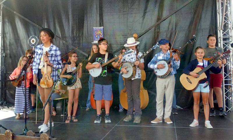 On joue, mais on chante aussi - We play and we sing. - Jam Hall