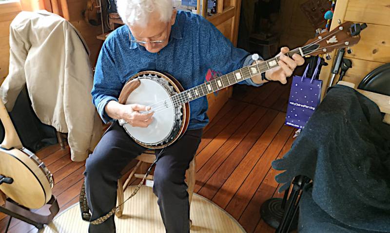 Stage d'initiation au banjo : Jean-Pierre découvre les roulements. - Jam Hall