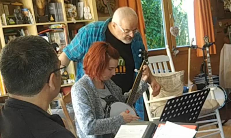 Découverte du banjo. Chercher la bonne position pour la main sur le manche. - Jam Hall