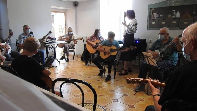 Il y a de la place pour une petite vingtaine de musiciens. - Jam Hall