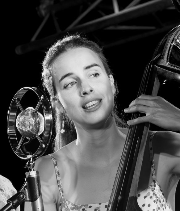 Marie Scheid à la contrebasse - Marie Scheid on upright bass. - Jam Hall