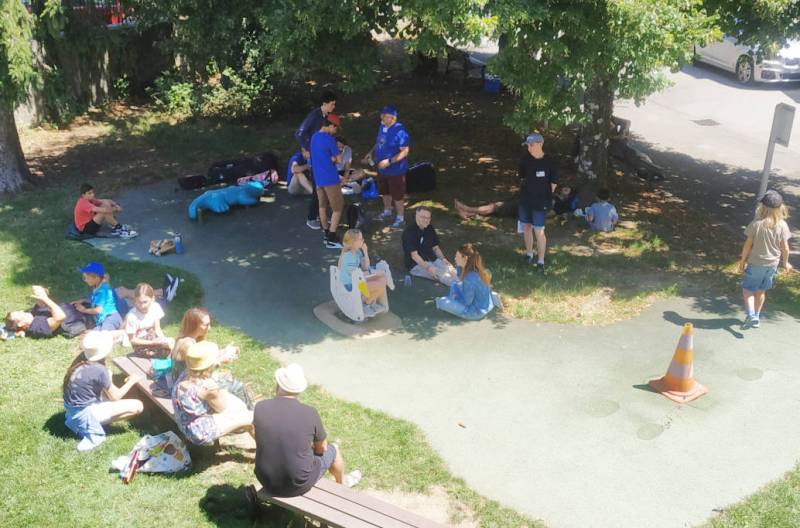 Un peu de repos sous les arbres - A little rest under the trees. - Jam Hall