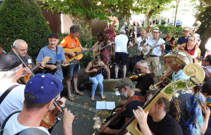Jam de rue pendant le festival Bluegrass In La Roche, à la Roche Sur Foron, 1er weekend d'Août. Street jam during the Bluegrass in La Roche Festival. - Jam Hall